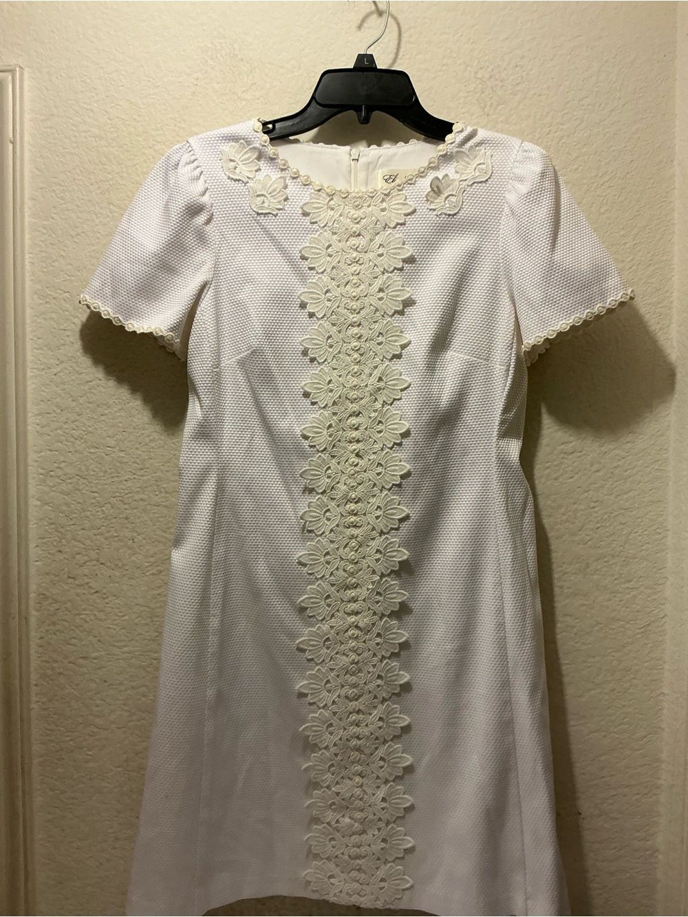 Eliza J Appliqué Jacquard Shift Dress in White Size: 8